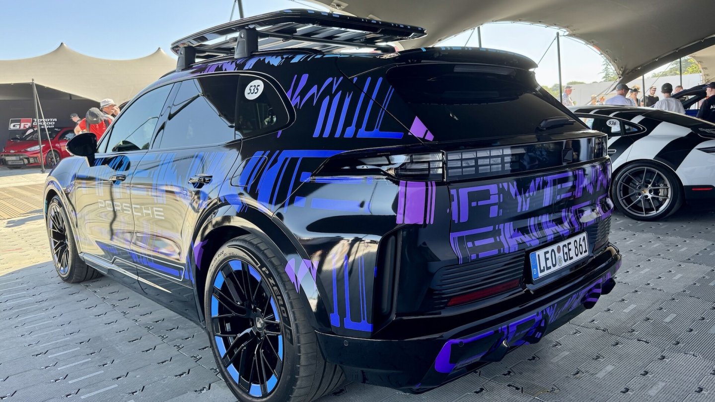 Das Heck wirkt etwas kantiger als das des Verbrenner-Cayenne.