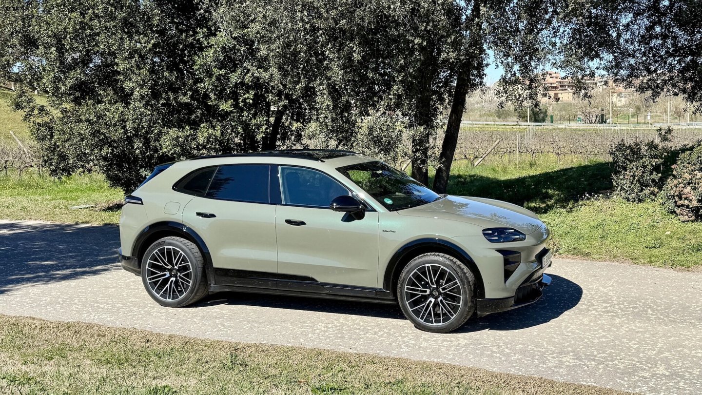 Auch der Porsche Cayenne Turbo Electric stand für eine Ausfahrt bereit.