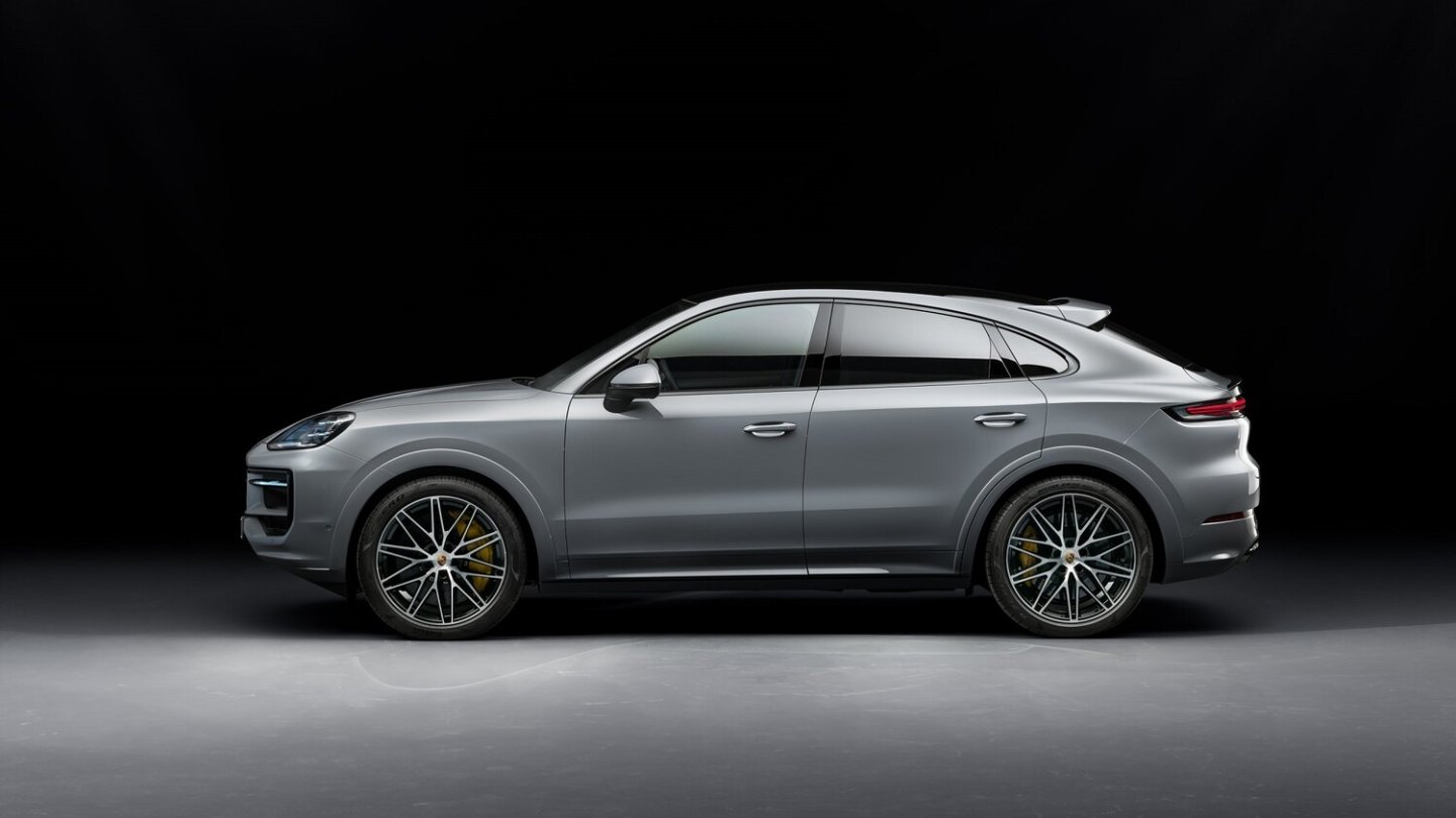 Der Porsche Cayenne S fährt jetzt mit V8-Motor vor.