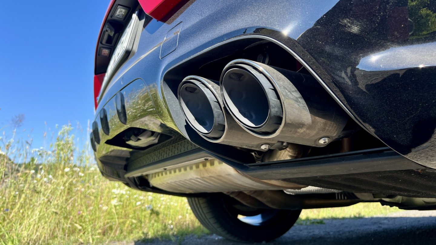 Die klangstarke Sportabgasanlage ist serienmäßig