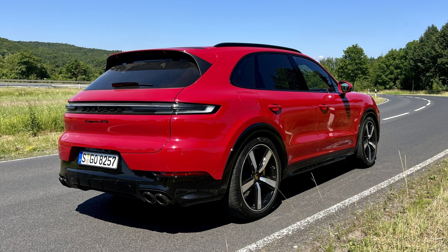 Der Testwagen trägt die Lackfarbe Karminrot.