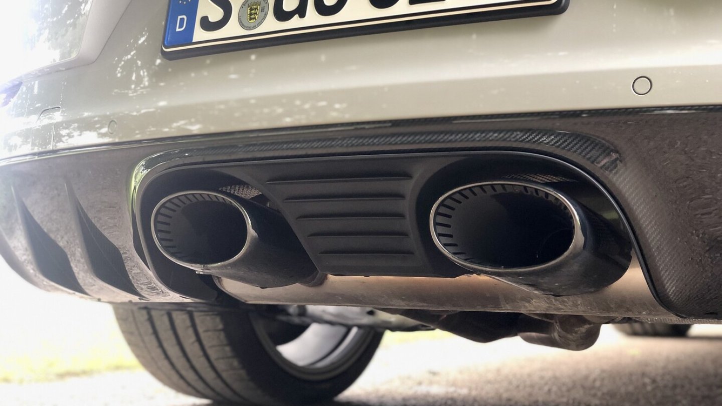 Die neue Abgasanlage kommt mit dem Leichtbau-Sportpaket für GTS und Turbo.