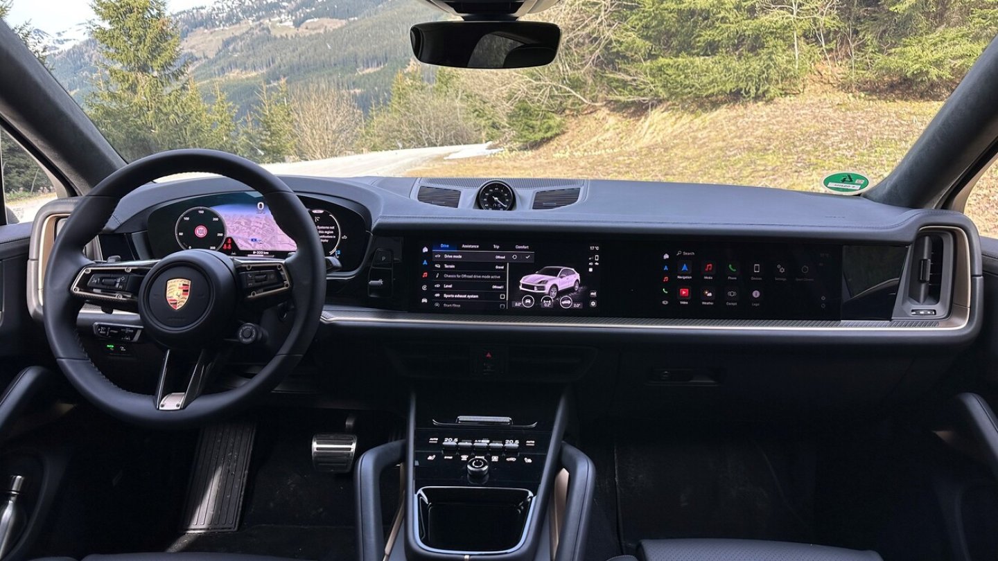 Das neue Cockpit im Porsche Cayenne mit optionalem Beifahrer-Display.