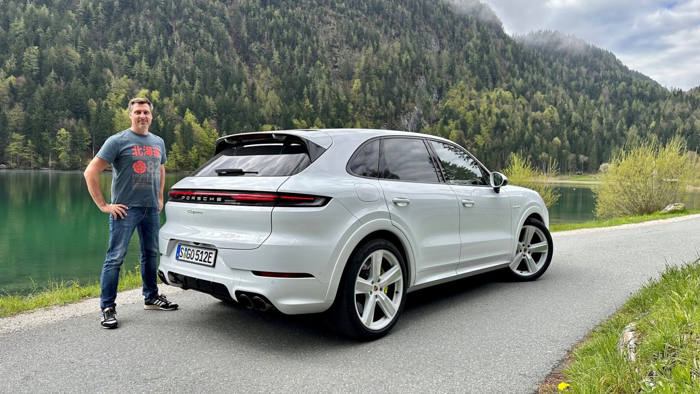 Der Porsche Cayenne e-Hybrid bekommt einen größeren Akku und eine stärkere Elektromaschine.