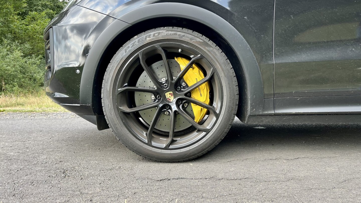 In den 22 Zoll großen Felgen steckt die Keramik-Bremsanlage PCCB.