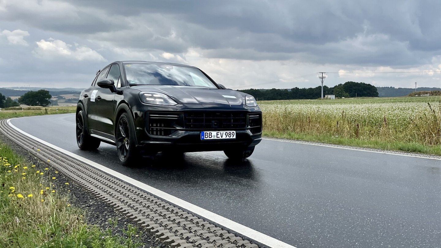 Nasser Asphalt? Der Cayenne klebt dennoch auf der Straße.