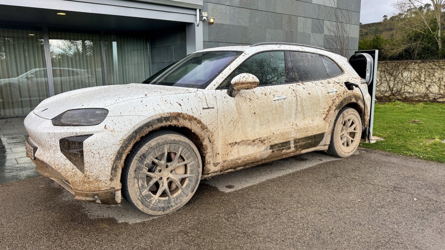 Mit Offroad-Paket steigt die Anhängelast des Cayenne Electric.