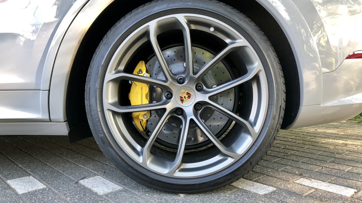 Die Keramik-Verbundstoff-Bremsanlage ist serienmäßig.