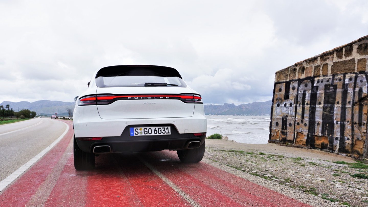 Am Heck zeigt sich das Facelift des Porsche Macan am deutlichsten.