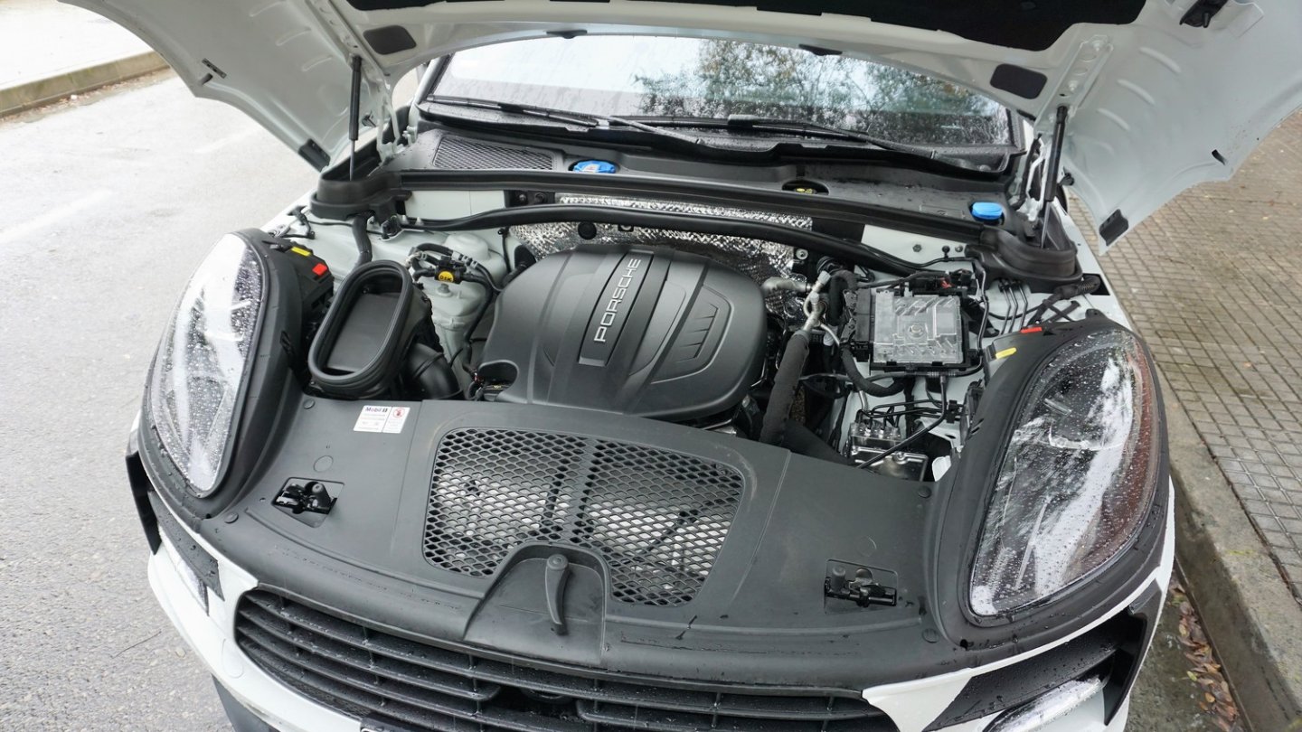 Der konzernweit verbaute Vierzylinder-Turbo unter der großen Haube des Macan.