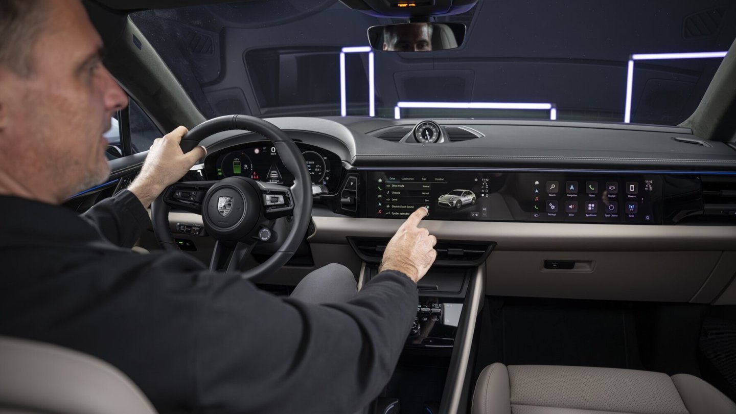 Gegen Aufpreis gibt es ein zusätzliches Display vor dem Beifahrer.