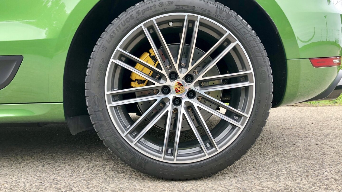 Die 21-Zoll-Felgen kosten ebenso Aufpreis wie die Keramikbremsanlage.