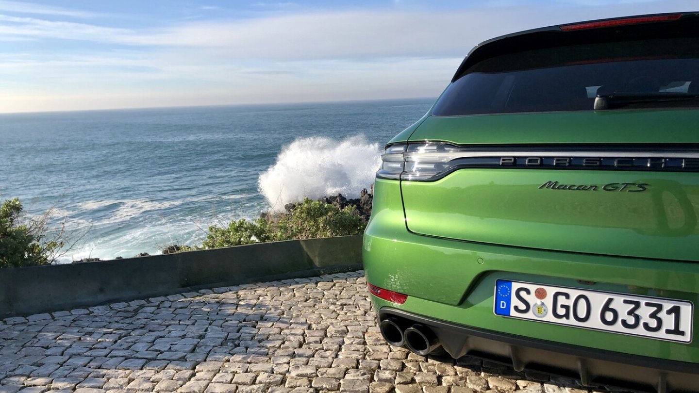 Schwarze Endrohre und der Modellschriftzug als Erkennungszeichen am Heck.