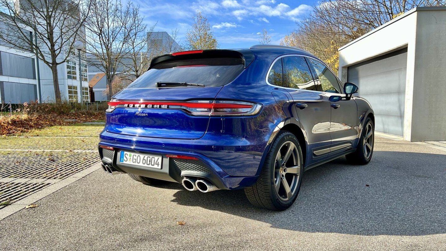 Die vier dicken Endrohre sind optional zu haben.