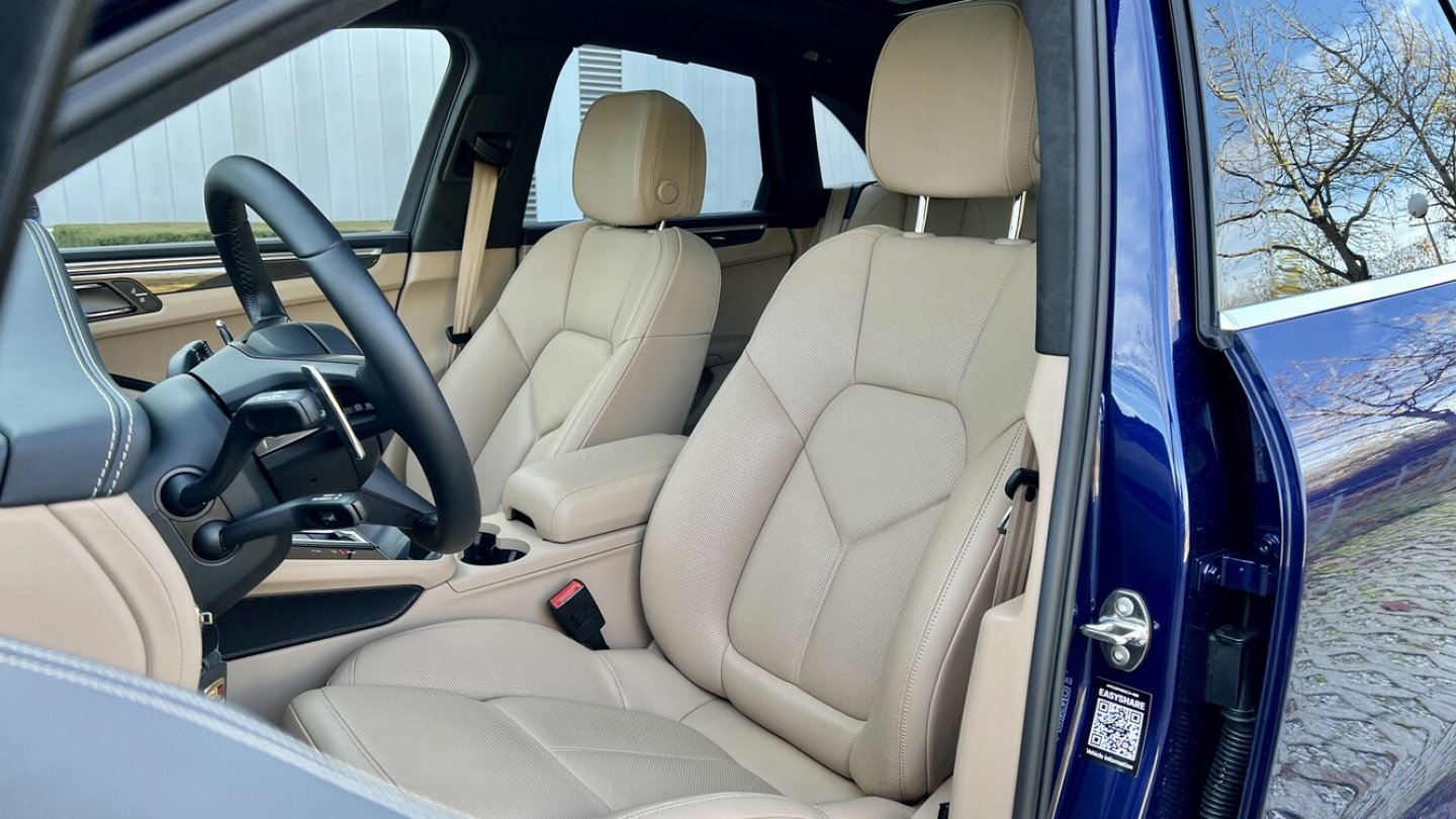 Leder, Sitzlüstung, Dachhimmel in Race Tex: vieles kostet Aufpreis.