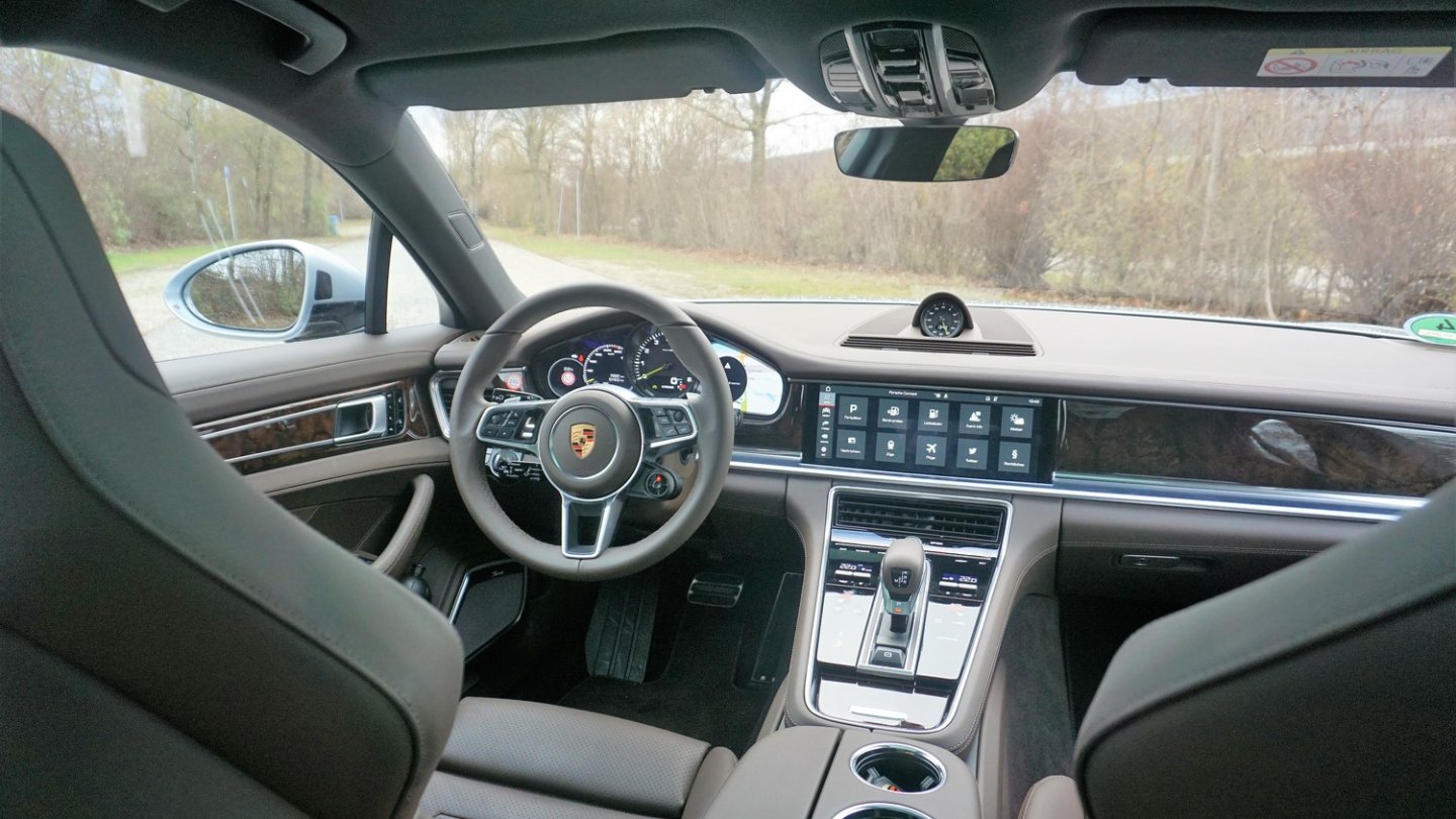 Porsche Connect ist Teil der Serienausstattung und wird über das 10,9-Zoll-Display bedient.