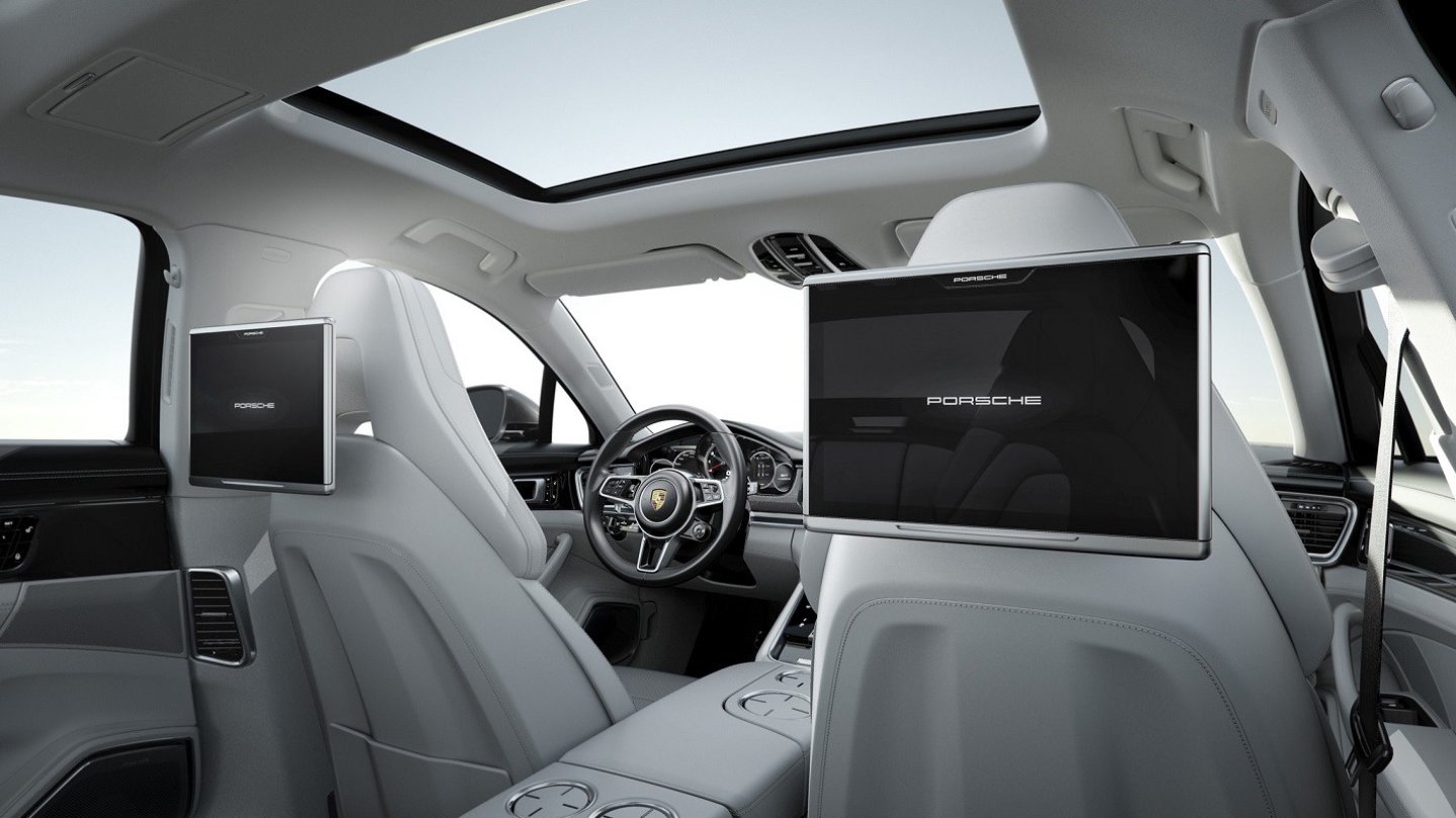 Viel Platz im Fond und große Displays, die man ab- und mitnehmen kann.