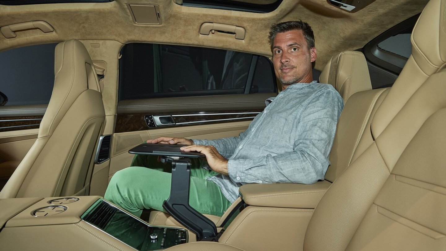 Feudales Platangebot im Fond des langen Panamera Executive.