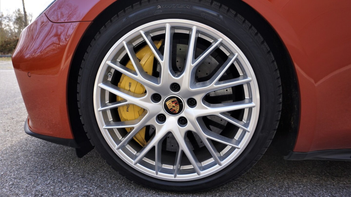 Die Keramik-Bremsanlage ist beim Turbo S serienmäßig.