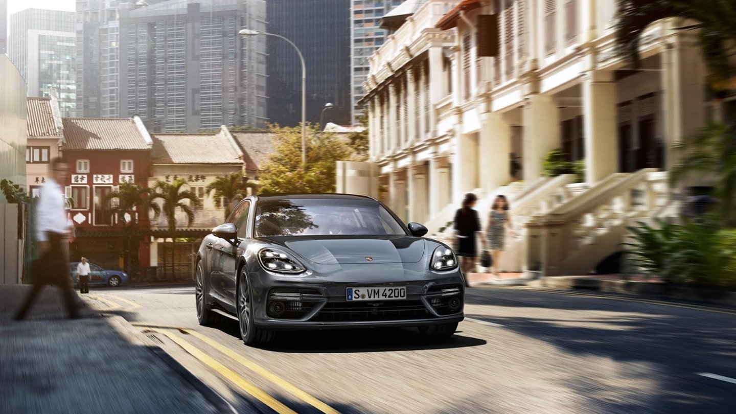 Die Hauptscheinwerfer erinnern an den 918 Spyder.