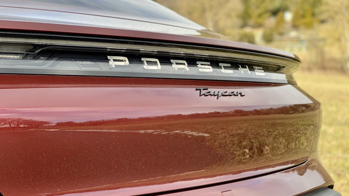 Der Schriftzug verrät den Basis-Taycan. Er kann aber auch abbestellt werden.
