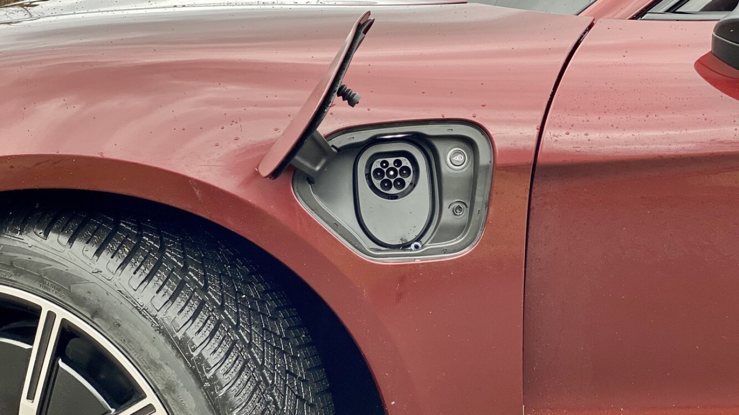 Dne Taycan kann man auf jeder Seite laden, CCS nur rechts.