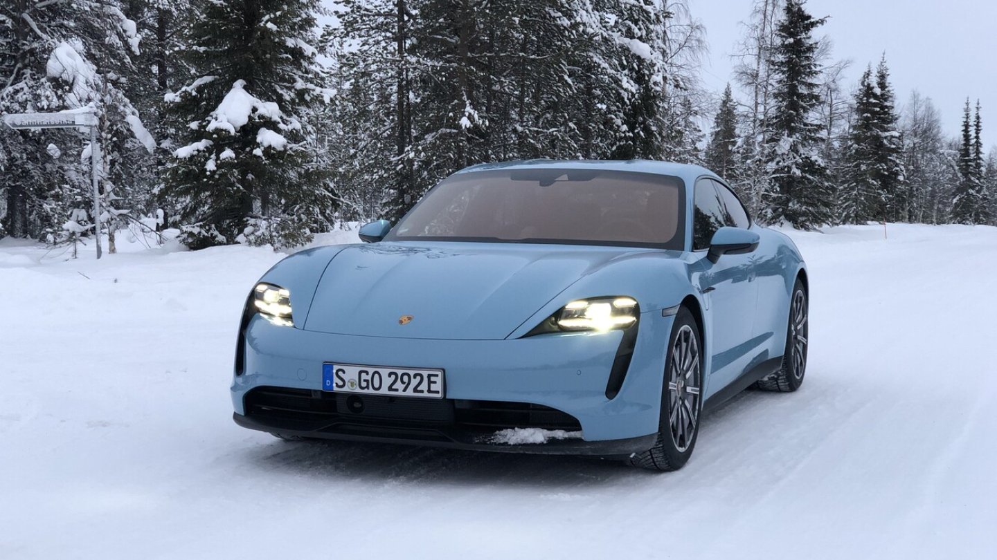 Der Porsche Taycan 4S hat ein eigenständiges Design der Frontschürze.