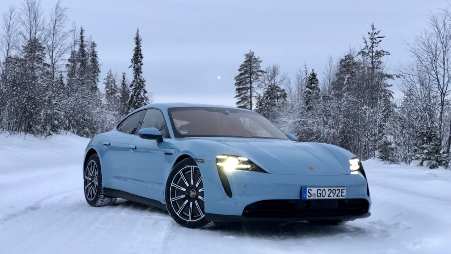 Auf Schnee und Eis war der Taycan 4S auch ohne Spikes sicher unterwegs.