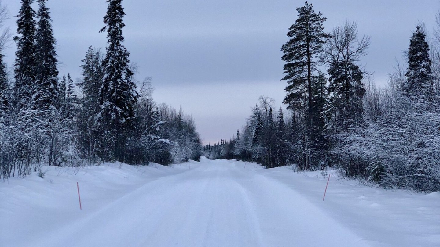 Einsame Straßen, wenig Sonnenlicht im Winter.