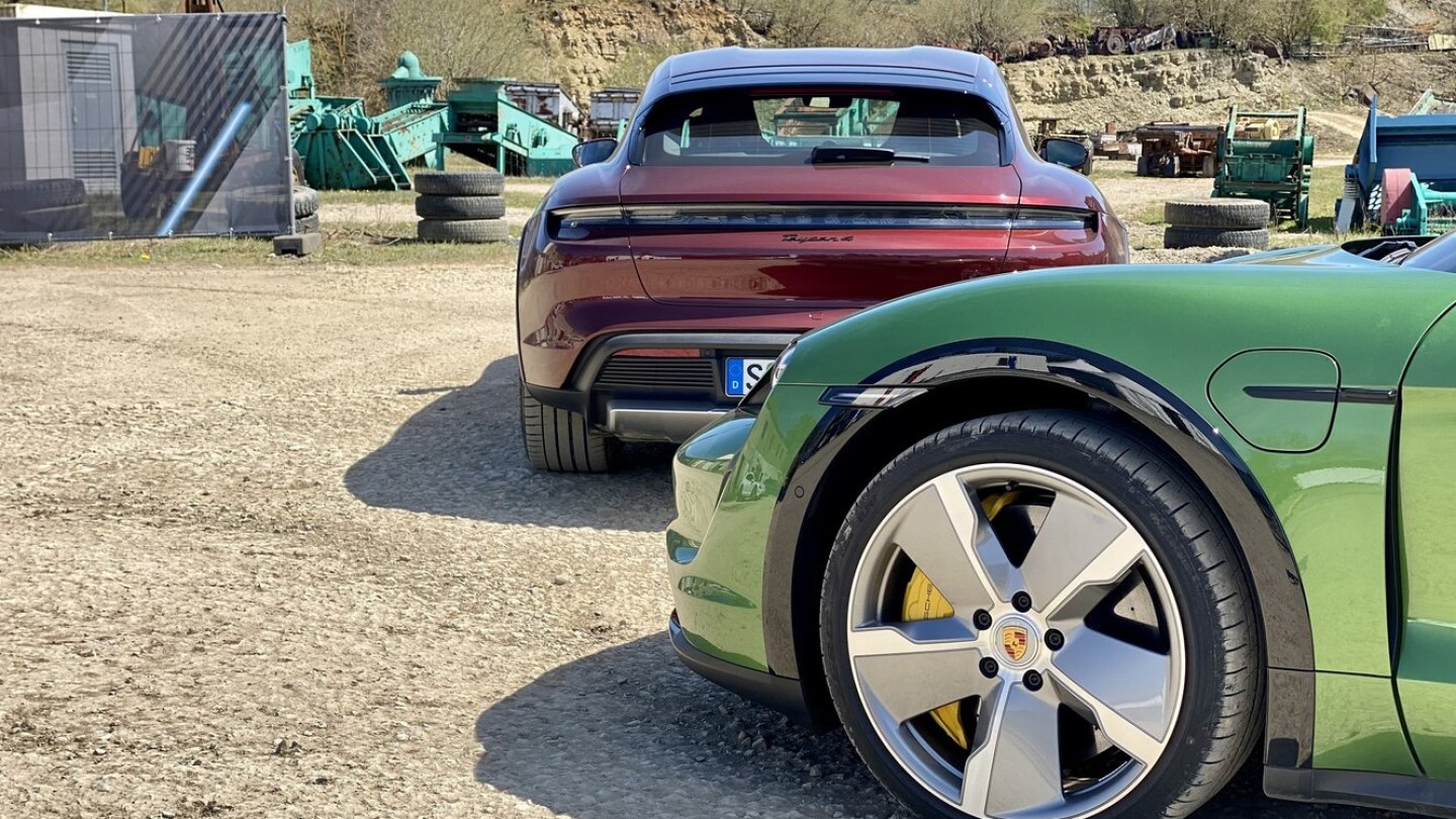 Der Turbo S (vorne) ist doppelt so teuer wie as Basismodell Taycan 4.