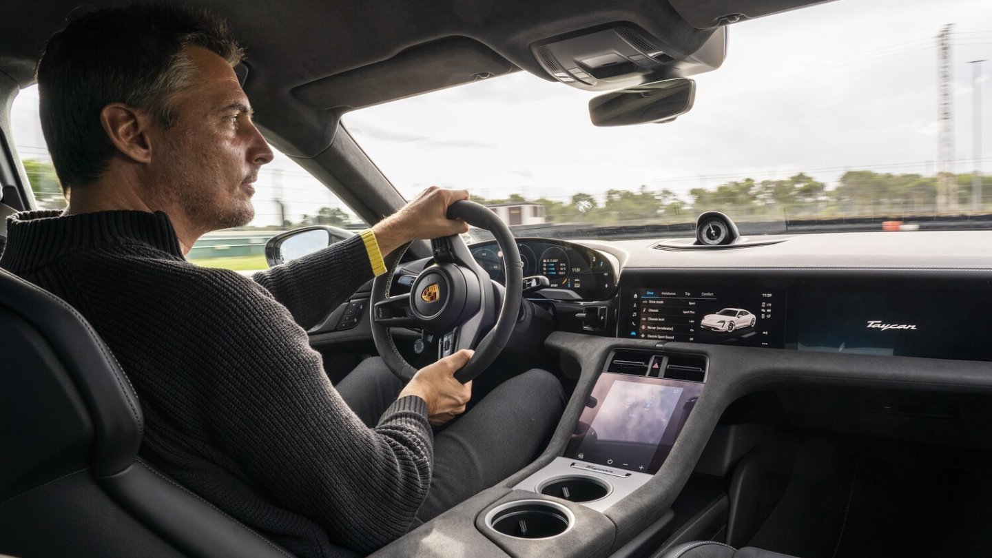 Größe und Gewicht des Taycan GTS sind auf dem Rundkurs stets präsent, die brachiale Leistung aber ebenso.