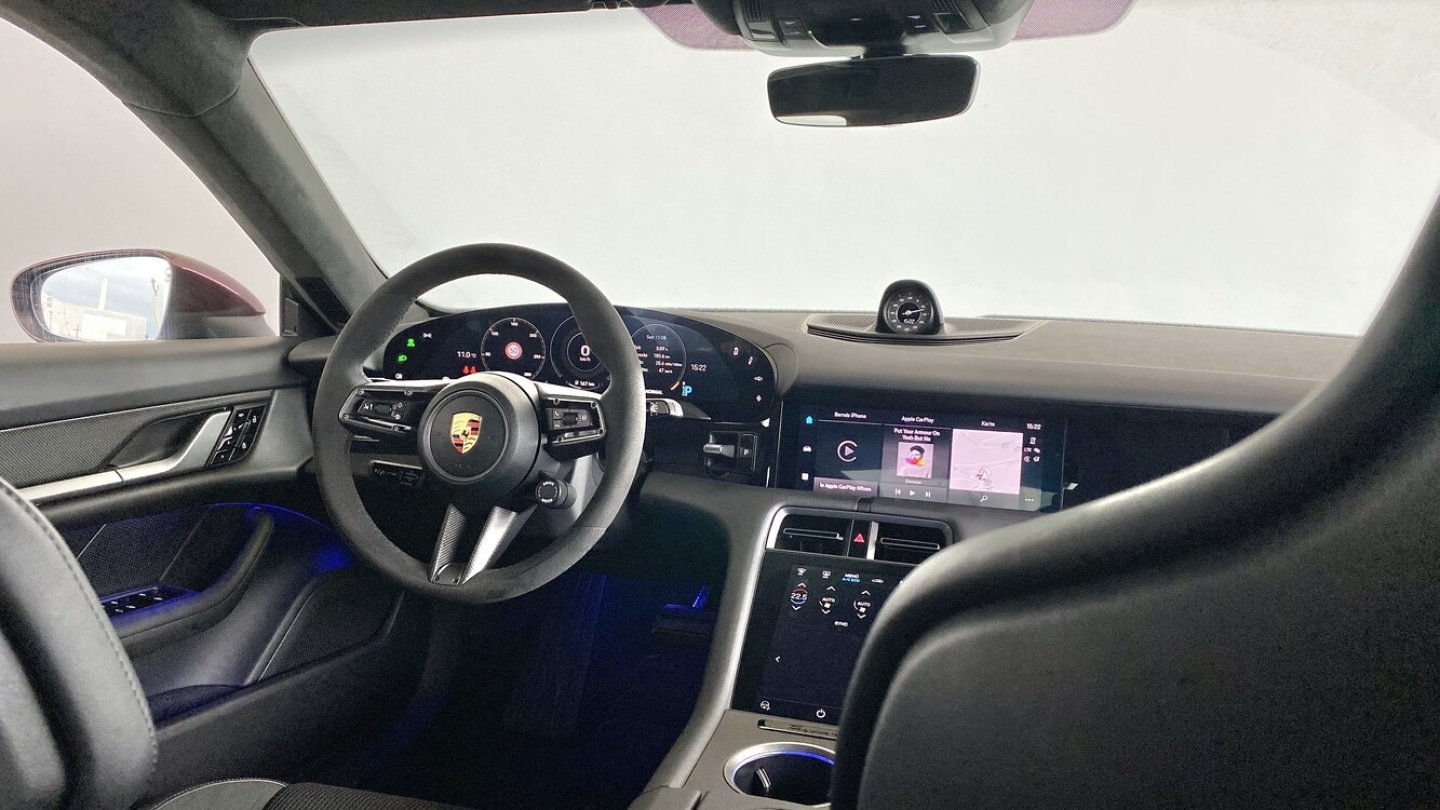 Displays bestimmen das Taycan-Cockpit.