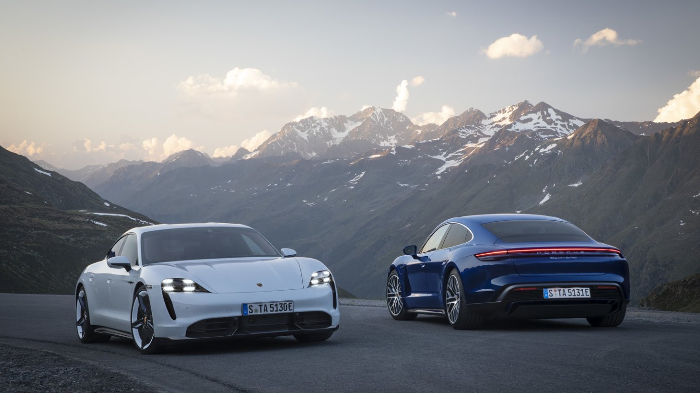 Links der Taycan Turbo S, rechts der Turbo.