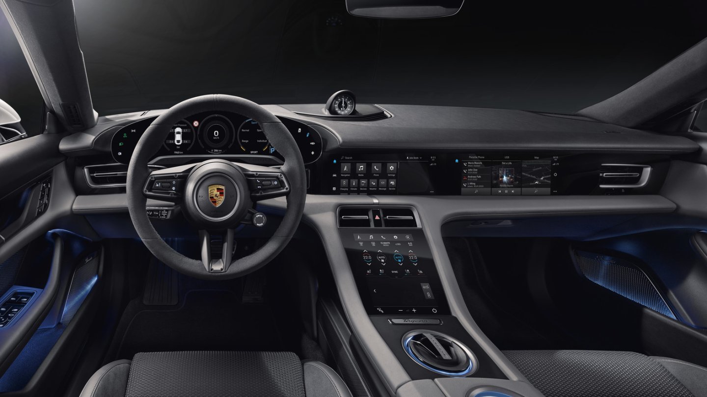 Das Cockpit des Porsche Taycan mit bis zu vier Displays.