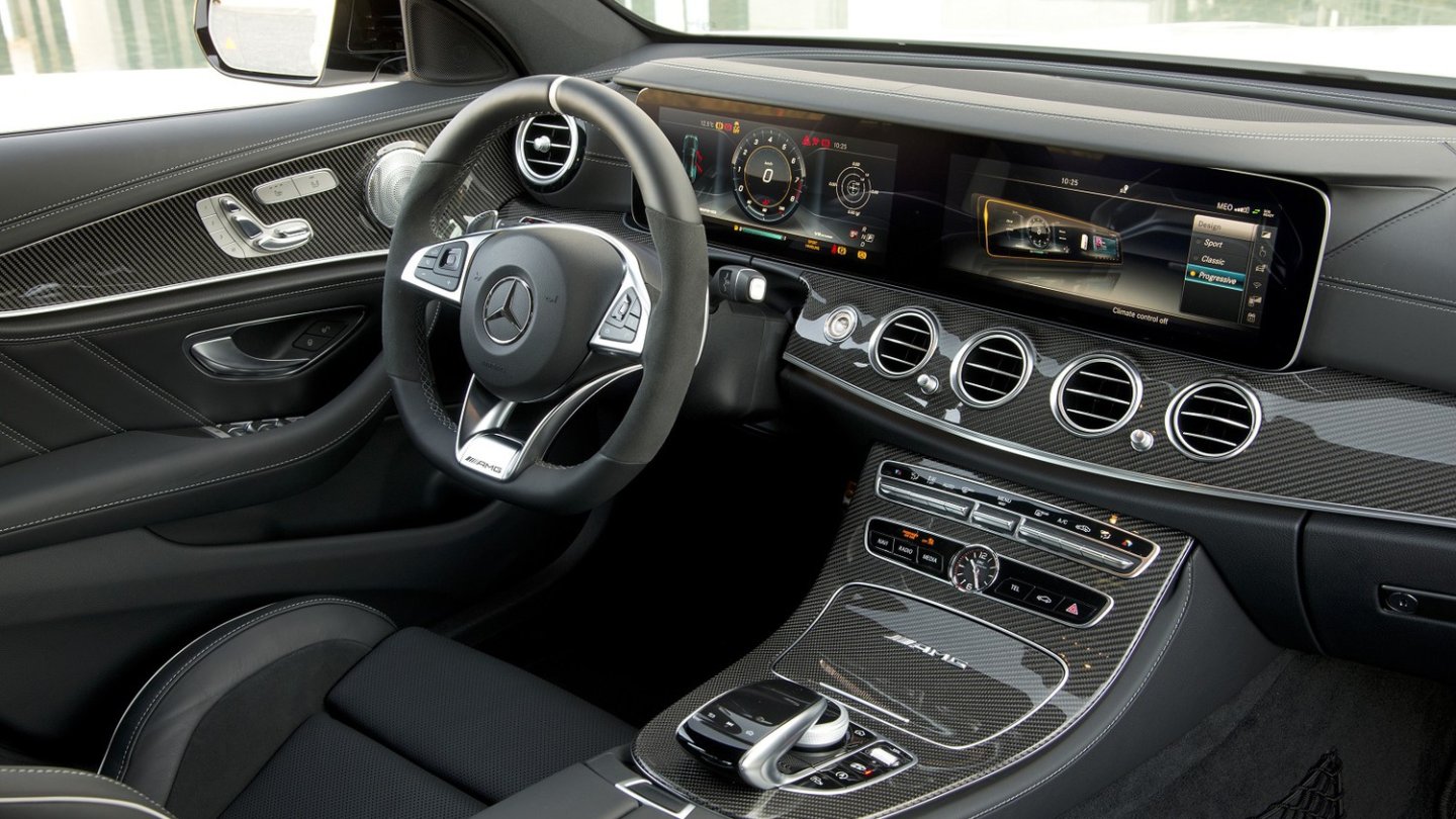 Das schnellste Auto-Kino der Welt: Das Cockpit mit Command-Online und den virtuellen Instrumenten.