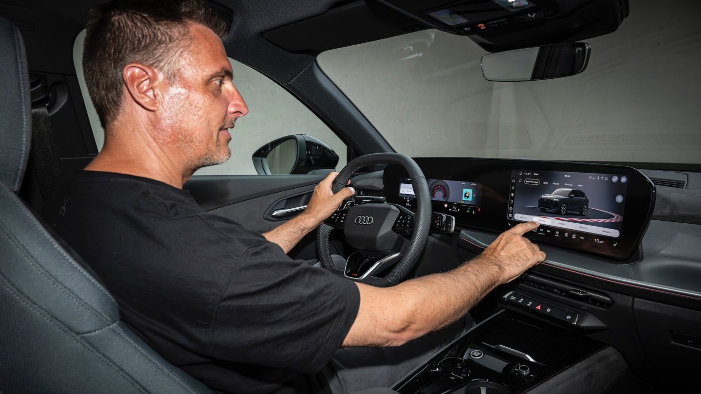 Googles Android OS ist die Software-Basis für das Infotainment im Audi Q3. Der Touchscreen ist leicht zum Fahrer geneigt.