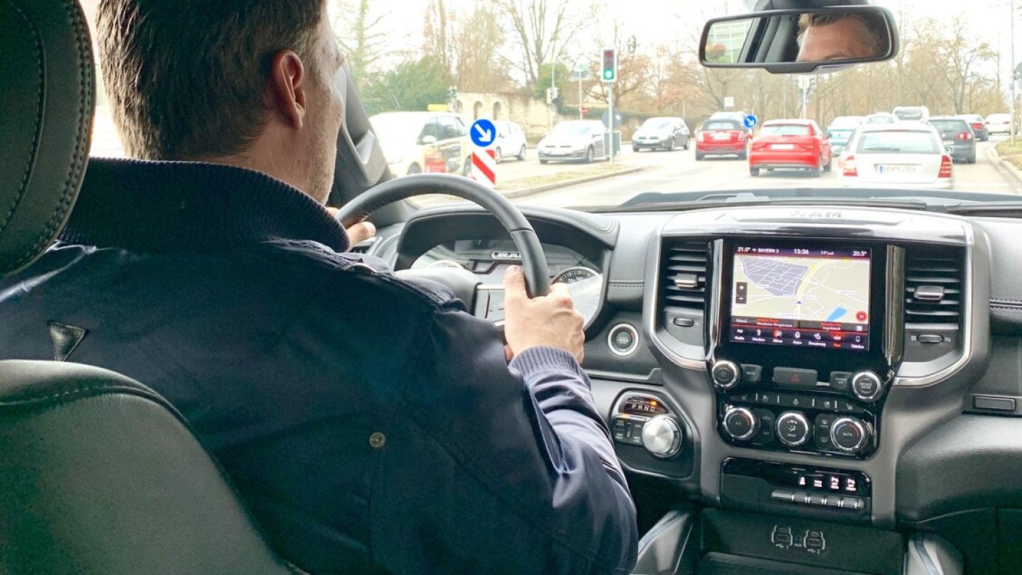 Eine Etage höher: Die Fahrerposition im RAM 1500.