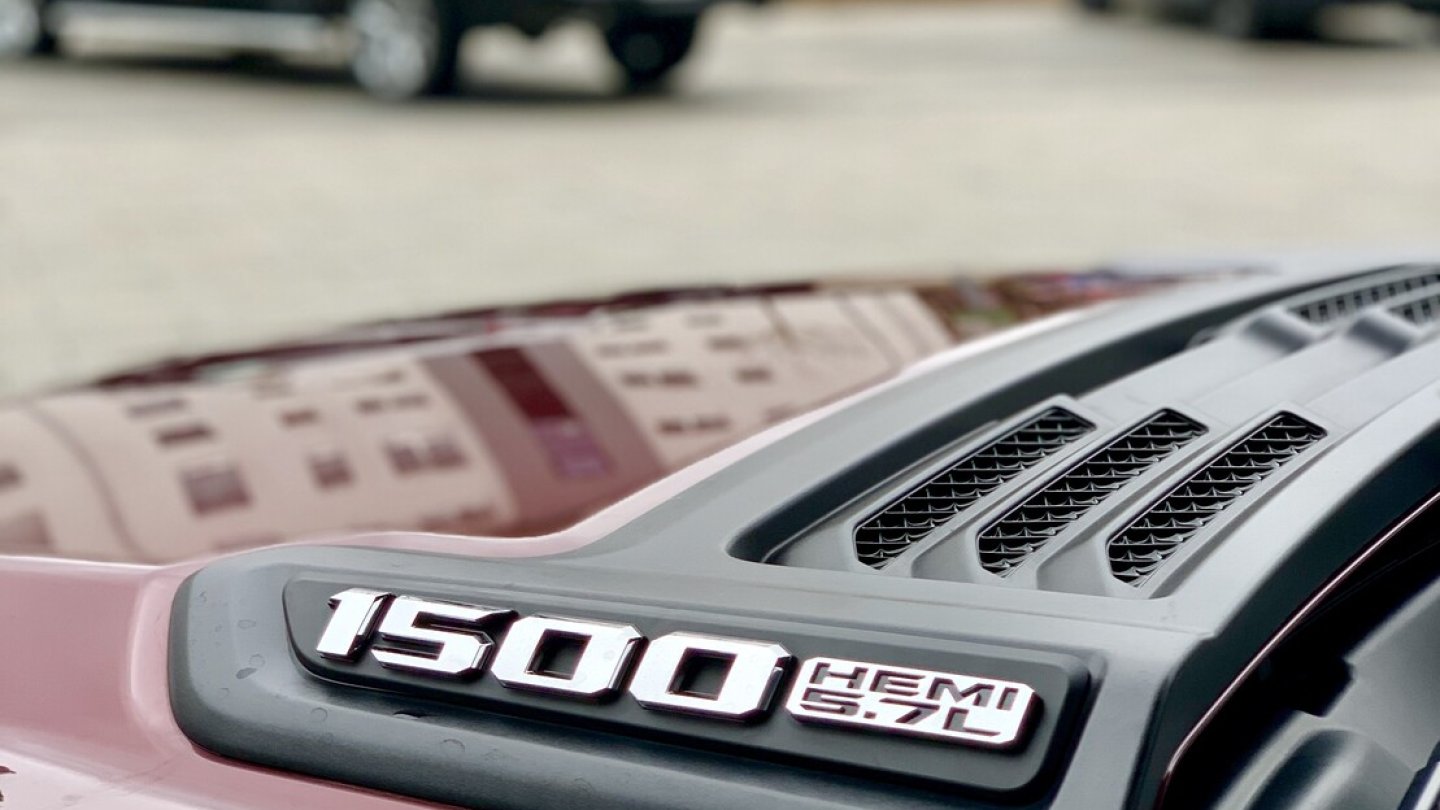 Der Hinweis auf 5,7 Liter Hubraum an der Motorhaube.