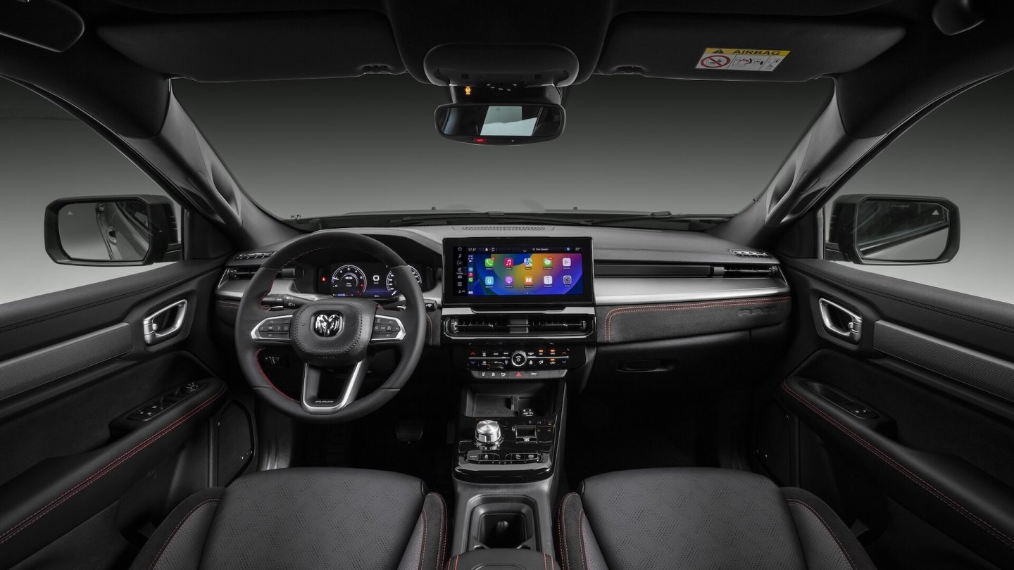 Das Cockpit zeigt Ähnlichkeiten mit diversen Stellantis-Konzernprodukten.