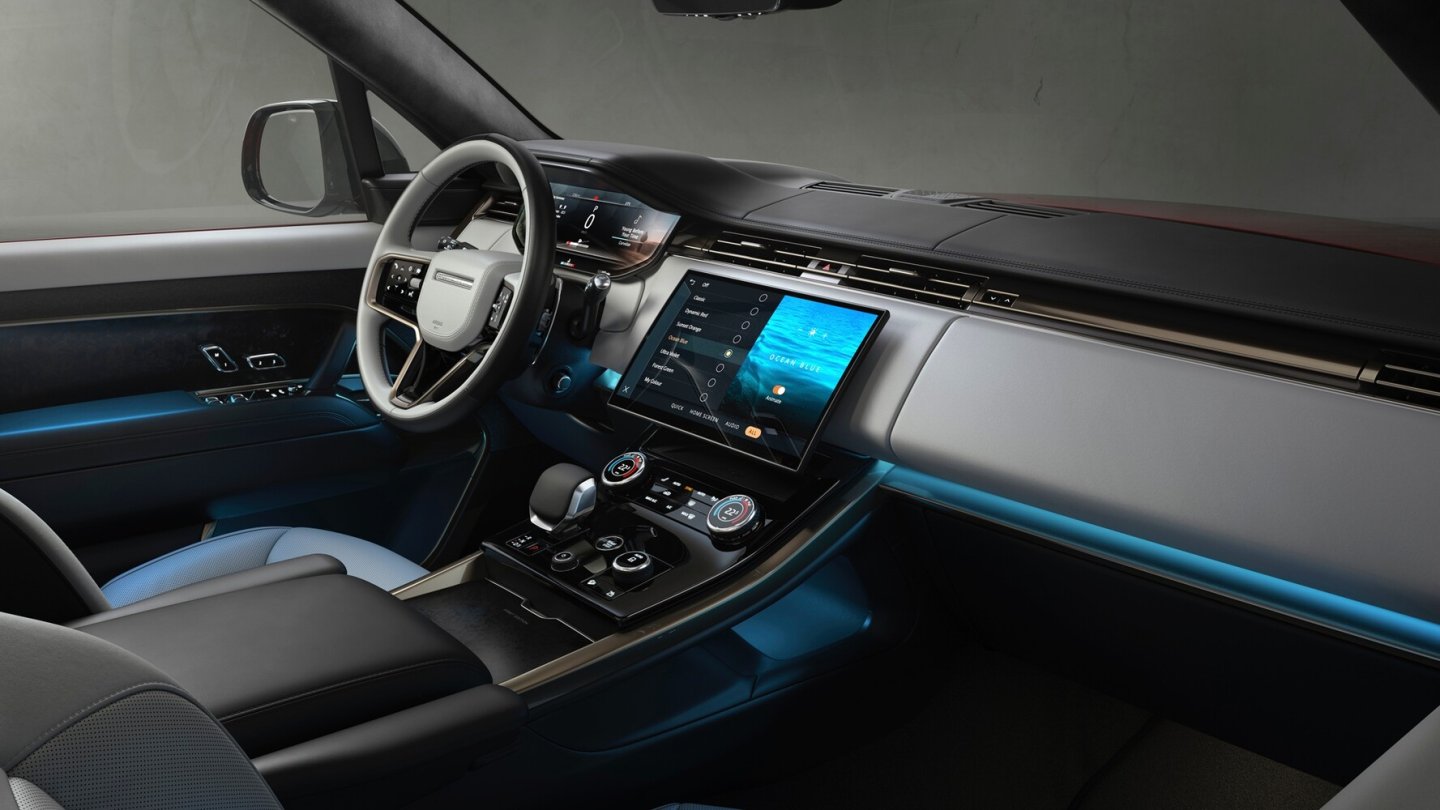 Amazons Alexa ist als Sprachassistent an Bord.