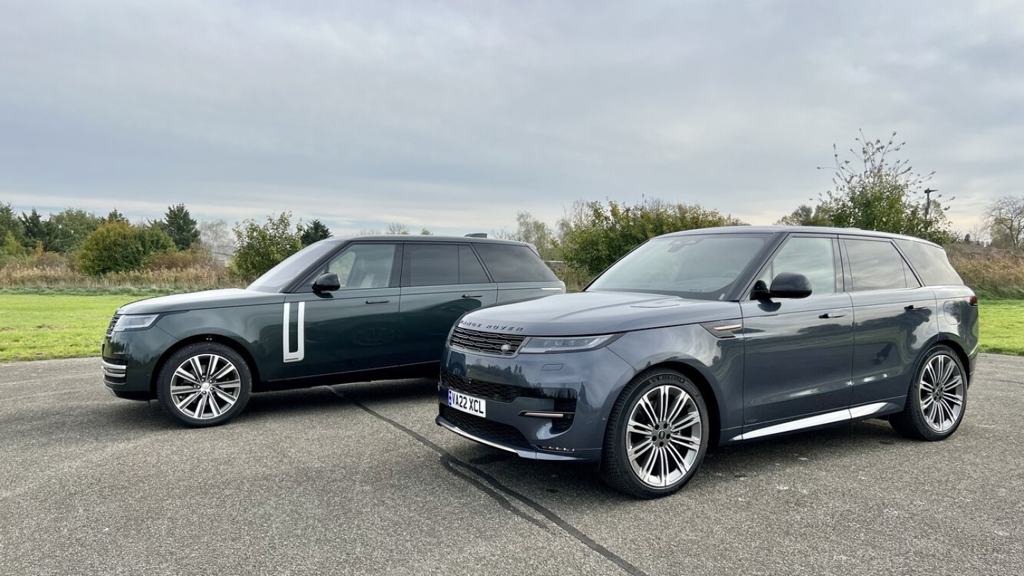 Der Range Rover Sport (vorne) ist günstiger als sein großer Bruder, aber immer noch sehr teuer.
