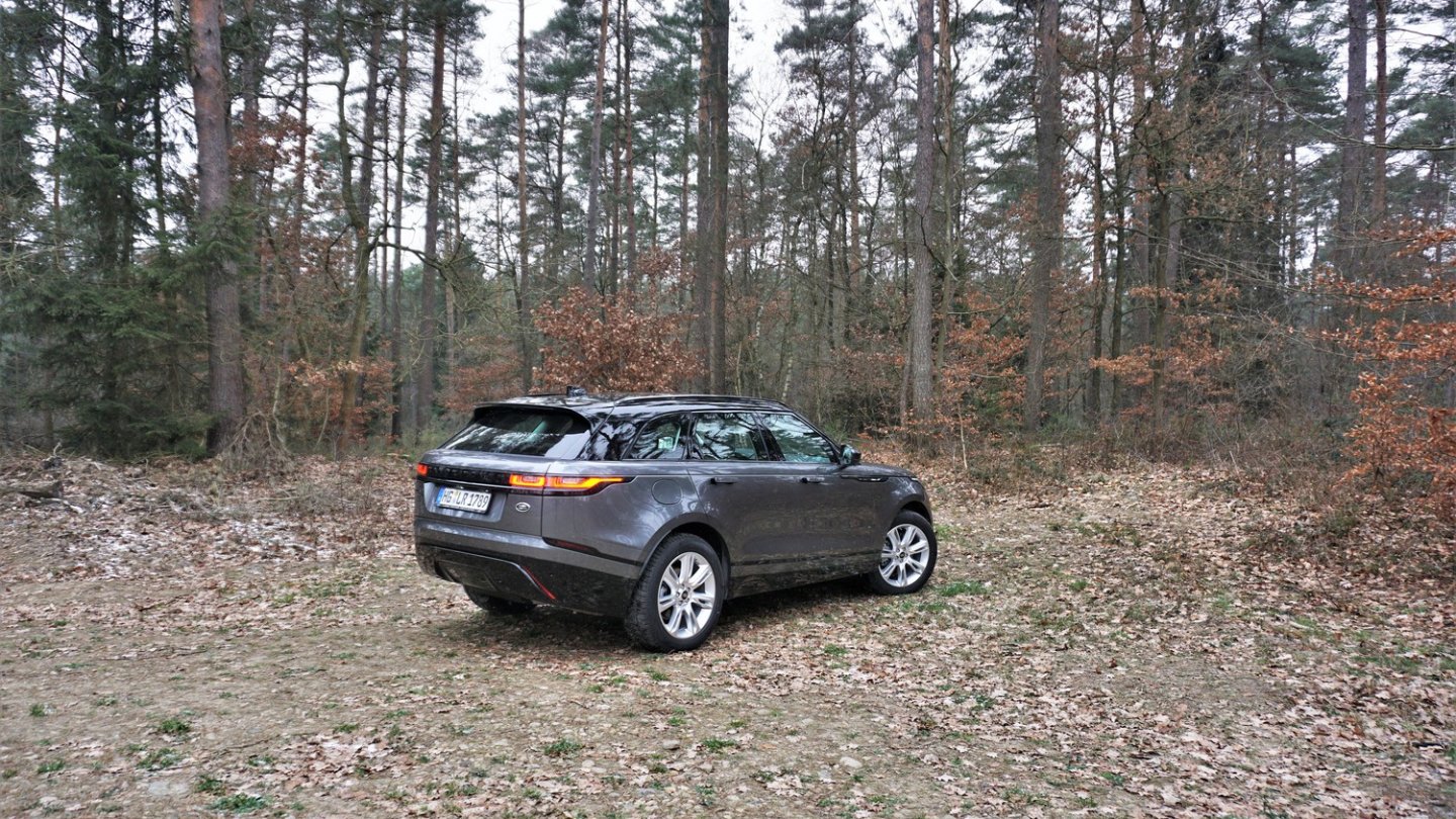 Flaches Heck mit langem Überhang am Range Rover Velar.