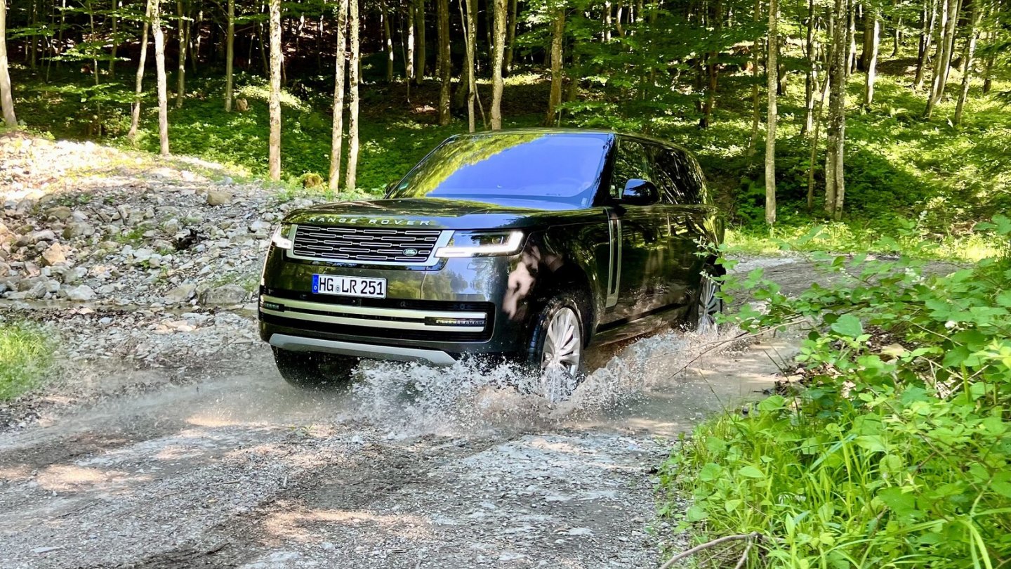 Auch der neue Range Rover kann offroad weit mehr als ihm die meisten Kunden abverlangen werden.