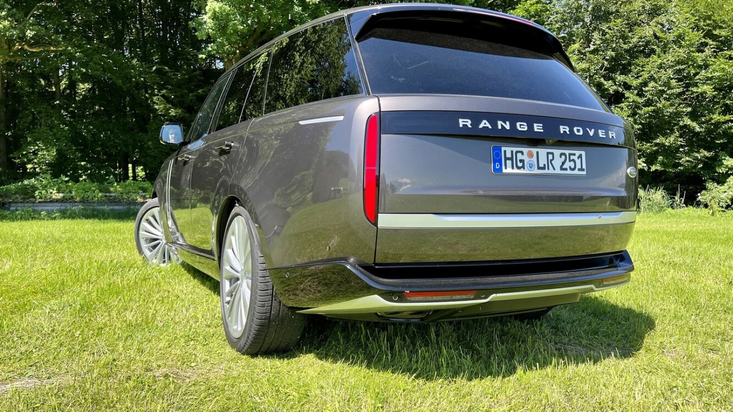 Die Rückleuchten treten erst im Betrieb auf, verstecken sich sonst hinter der schwarzen Leiste.