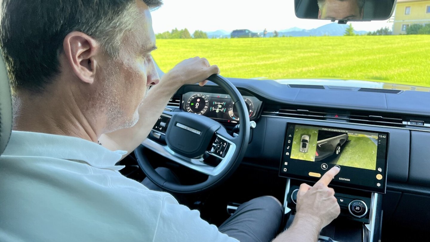 Die meisten Funktionen werden über den 13,1 Zoll großen Touchscreen im Cockpit gesteuert.