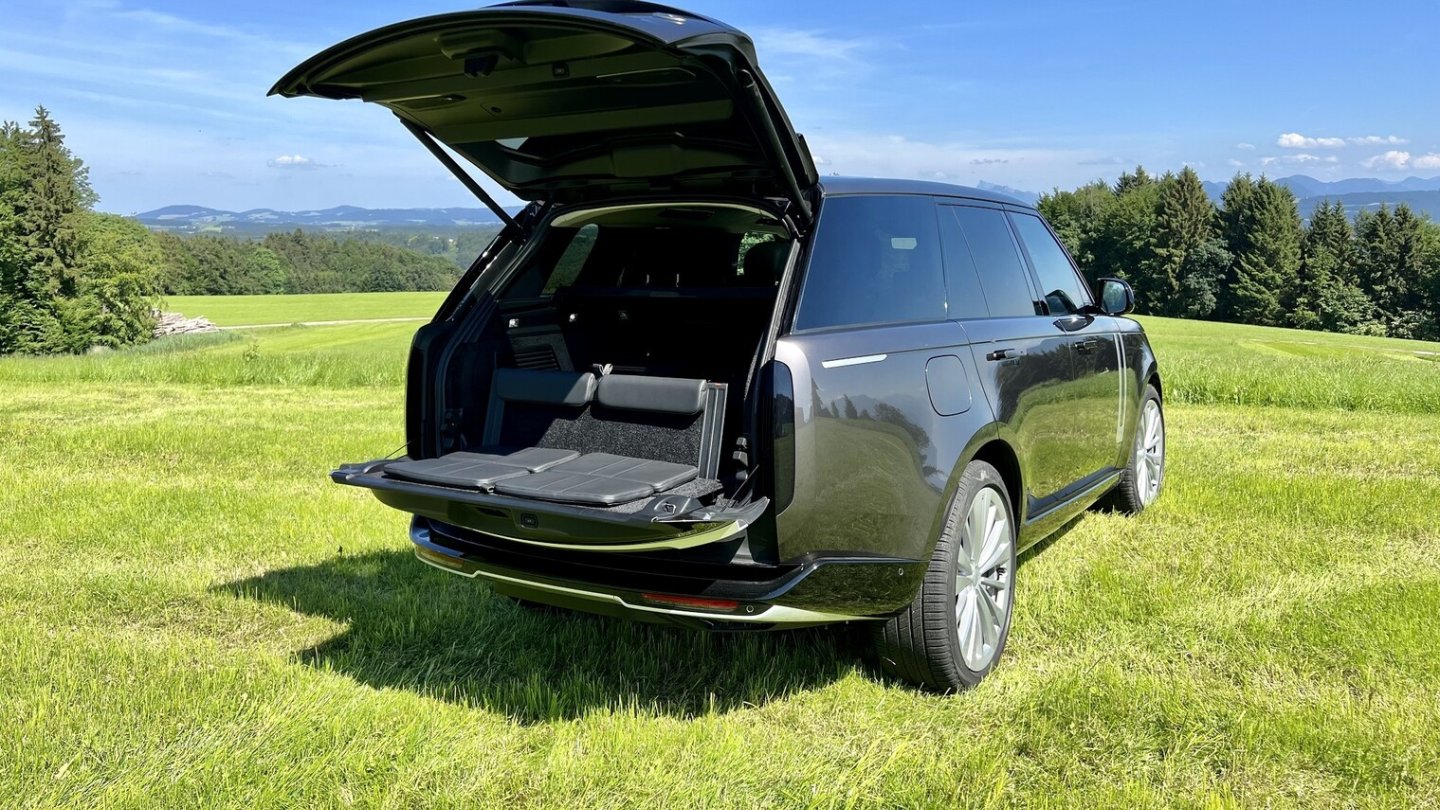 Beim Range Rover First Edition ist die Tailgate Event Suite in der Heckklappe serienmäßig.