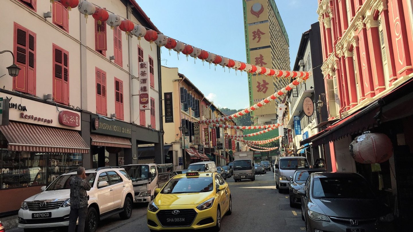Straßenszene aus Chinatown. Fast alle Taxis sind von Hyundai oder Chevrolet.
