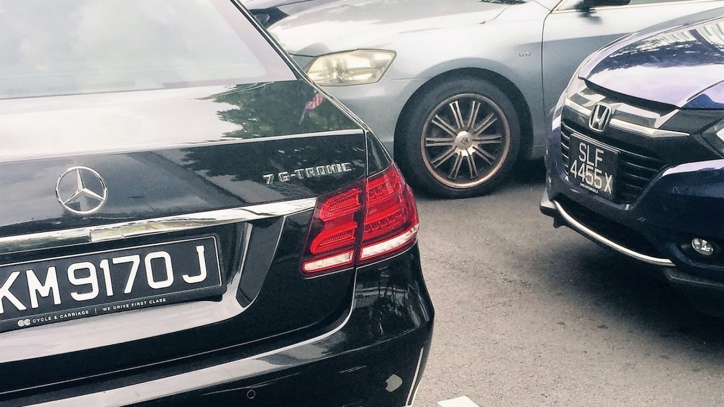 Seltener: Ein Taxi von Mercedes. Alle Autos der Marke zeigen ihre Automatik im Heckschriftzug.