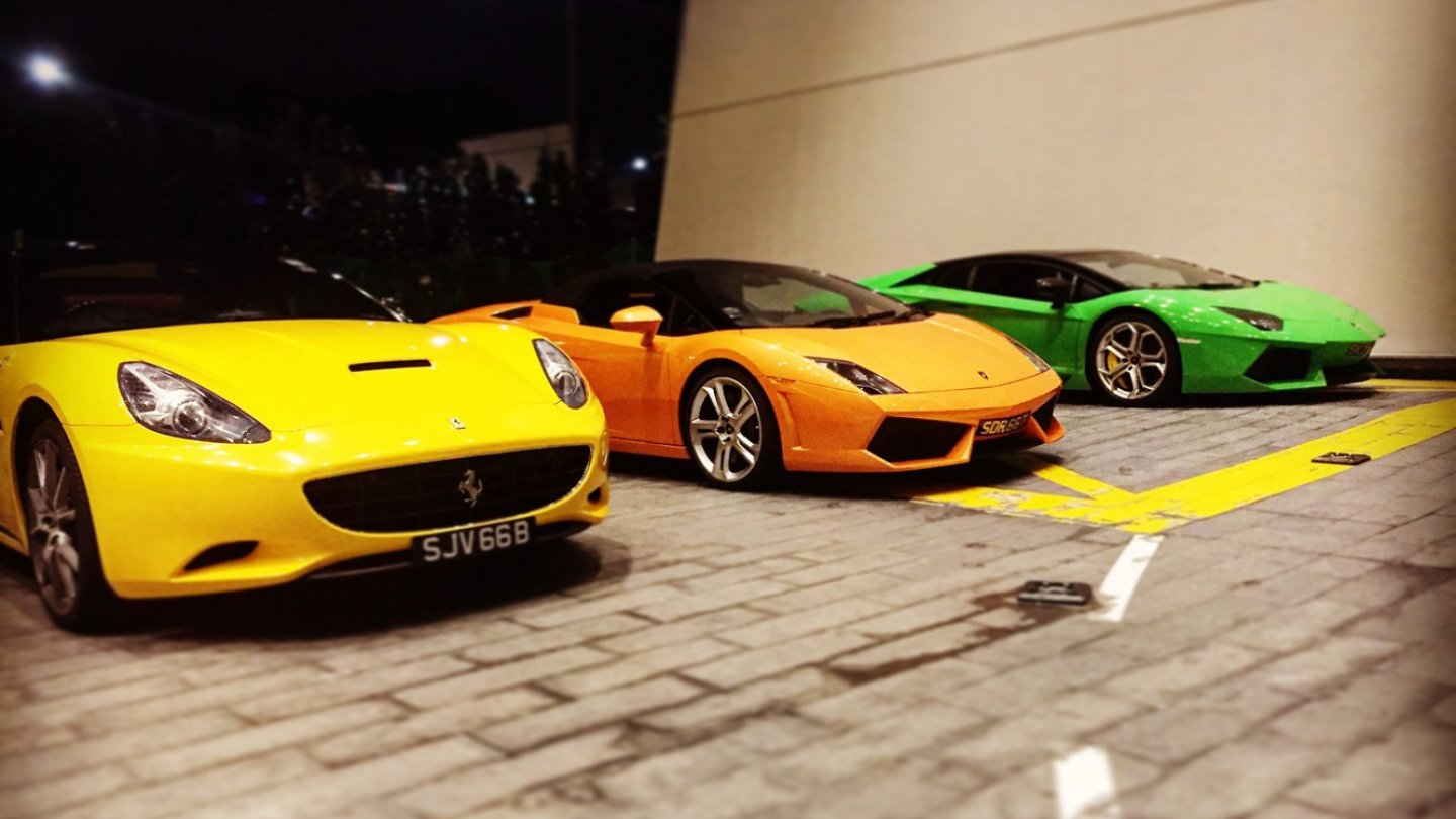 Statussymbole gelten weltweit gleich: Prominenter Parkplatz vor dem 5-Sterne-Hotel Marina Bay Sands.