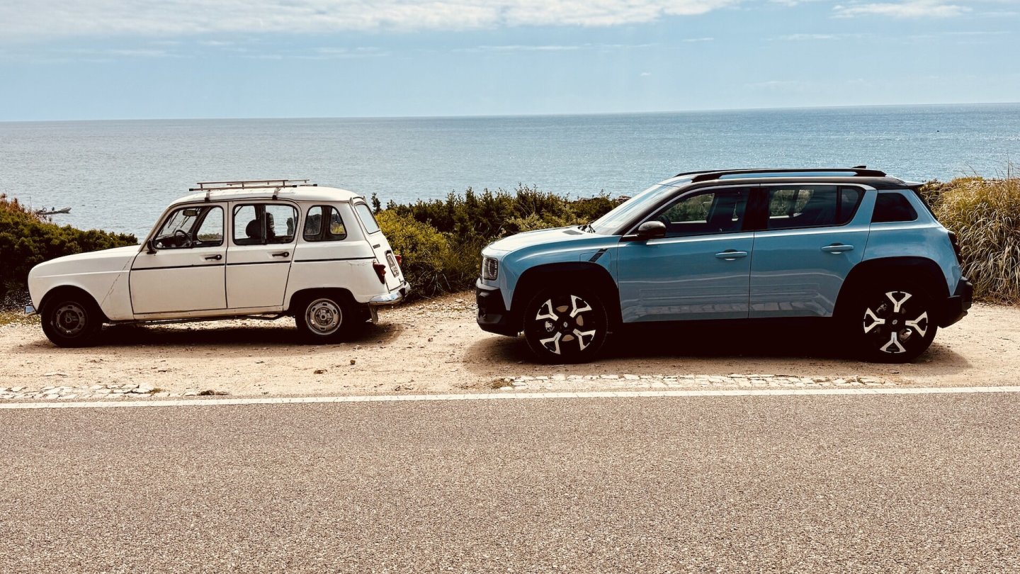Straßenrandfund: Im direkten Vergleich wird deutlich, wie klein der alte R4 ist. Oder wie groß das Retro-Modell wurde...